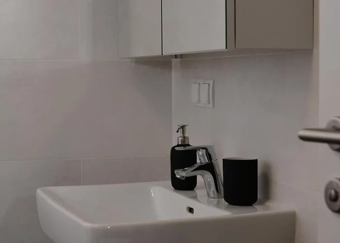 Cozy & Stylish In - 1 Min To U3 Metro - Quiet Area With Shops Nearby *